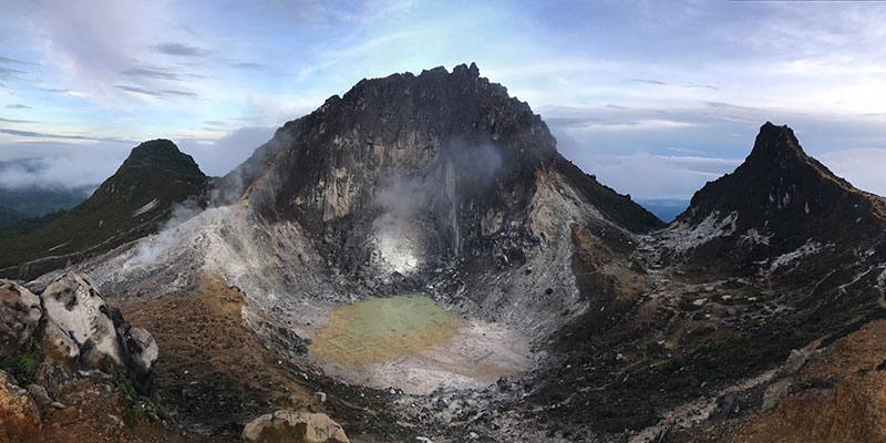 hike to the crater of mount sibayak